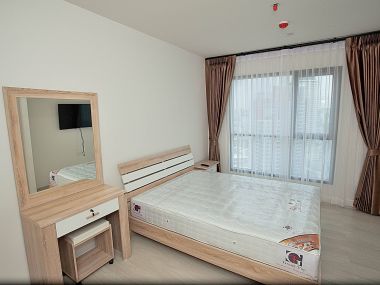 This fully furnished, 1x Bed Plus / 1-bathroom unit for rent at Life Sukhumvit 48, includes a 1x parking space.