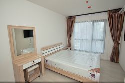 This fully furnished, 1x Bed Plus / 1-bathroom unit for rent at Life Sukhumvit 48, includes a 1x parking space.