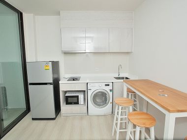 This fully furnished, 1x Bed Plus / 1-bathroom unit for rent at Life Sukhumvit 48, includes a 1x parking space.
