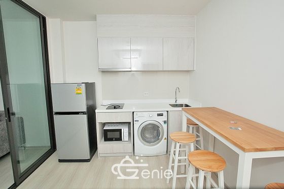 This fully furnished, 1x Bed Plus / 1-bathroom unit for rent at Life Sukhumvit 48, includes a 1x parking space.