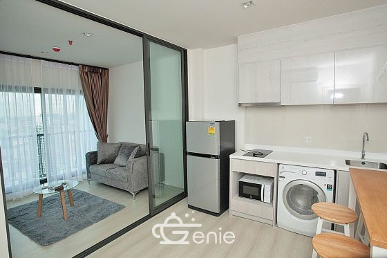 This fully furnished, 1x Bed Plus / 1-bathroom unit for rent at Life Sukhumvit 48, includes a 1x parking space.