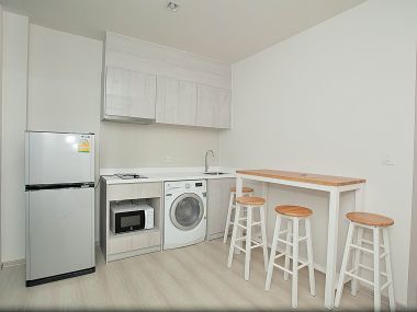 This fully furnished, 1x Bed Plus / 1-bathroom unit for rent at Life Sukhumvit 48, includes a 1x parking space.