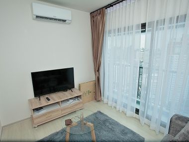 This fully furnished, 1x Bed Plus / 1-bathroom unit for rent at Life Sukhumvit 48, includes a 1x parking space.