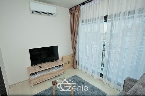 This fully furnished, 1x Bed Plus / 1-bathroom unit for rent at Life Sukhumvit 48, includes a 1x parking space.