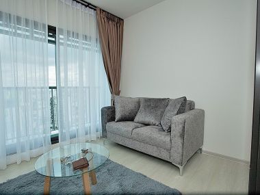 This fully furnished, 1x Bed Plus / 1-bathroom unit for rent at Life Sukhumvit 48, includes a 1x parking space.