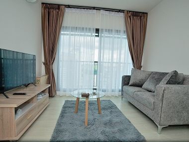 This fully furnished, 1x Bed Plus / 1-bathroom unit for rent at Life Sukhumvit 48, includes a 1x parking space.