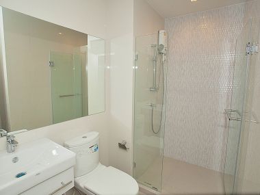 This fully furnished, 1x Bed Plus / 1-bathroom unit for rent at Life Sukhumvit 48, includes a 1x parking space.