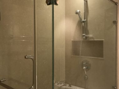 ให้เช่าคอนโดตกแต่งหรู 3 ห้องนอน 1 ห้องทำงาน ชั้นสูง แอทธินี เรสซิเดนซ์ ราคาพิเศษ