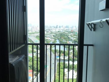 ขายห้อง Studio ขนาด 25.89 ตร.ม. • • โครงการเดอะเบส พระราม9 • • วิวสระน้ำและวิวเมือง • • ใกล้ MRT สายสีส้ม (กำลังก่อสร้าง)