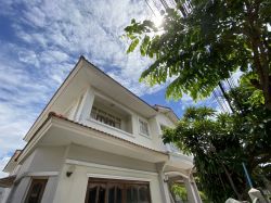 ขาย/เช่า บ้านเดี่ยว บ้านมัณฑนาศรีนครินทร์ ซอยศรีด่าน 62 ตรว 3 ห้องนอน 3 ห้องน้ำ ขาย 5.5 ลบ โอนคนละครึ่ง เช่า 35,000 ติดต่อบี 0641466445 (R5689)